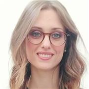 Psicologa impartisce lezioni di psicologia a studenti universitari e liceali